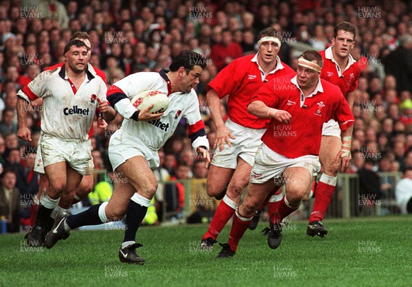 150397 - Wales v England - Five Nations - Will Carling of England is challenged by Kingsley Jones