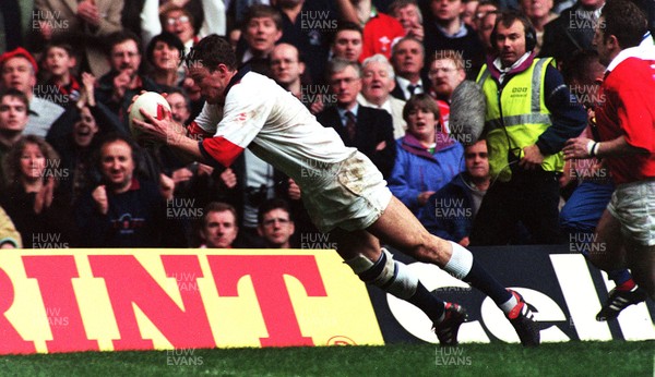 150397 - Wales v England - Five Nations - Tim Stimpson of England dives over to score a try