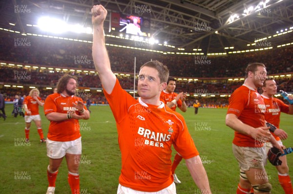 170307 - Wales v England - RBS Six Nations 2007 - Wales' Shane Williams celebrates victory over England 