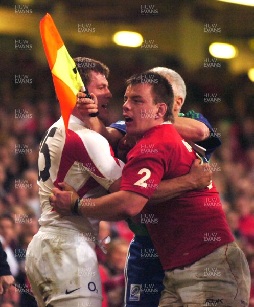 170307 - Wales v England - RBS Six Nations 2007 - Touch Judge, Chris White(C) tries to split up a disagreement between Matthew Rees(R) and Mark Cueto 