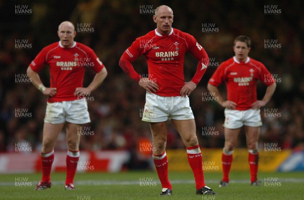 170307 - Wales v England - RBS Six Nations 2007 - Wales' Tom Shanklin(L), Gareth Thomas(C) and Shane Williams 