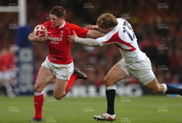 170307 - Wales v England - RBS Six Nations 2007 - Wales' Shane Williams takes on Matthew Tait 