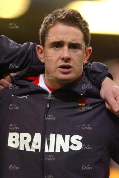 170307 - Wales v England - RBS Six Nations 2007 - Wales' Shane Williams lines up for the national anthems 