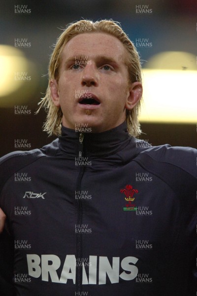 170307 - Wales v England - RBS Six Nations 2007 - Wales' Alix Popham lines up for the national anthems 