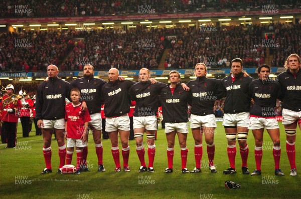 170307 - Wales v England - RBS Six Nations 2007 - The Welsh team line up for the national anthems 