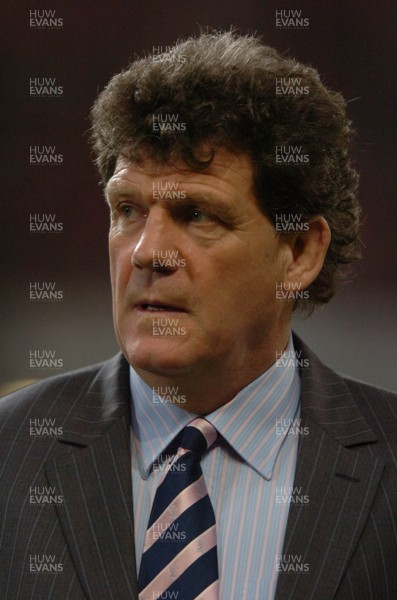 170307 - Wales v England - RBS Six Nations 2007 - Wales Head Coach, Gareth Jenkins looks on before the game 