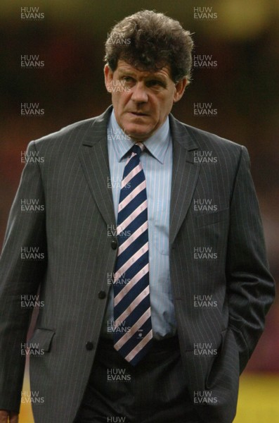 170307 - Wales v England - RBS Six Nations 2007 - Wales Head Coach, Gareth Jenkins looks on before the game 