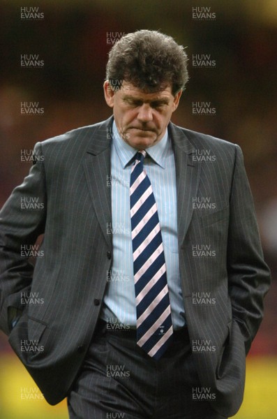 170307 - Wales v England - RBS Six Nations 2007 - Wales Head Coach, Gareth Jenkins looks on before the game 