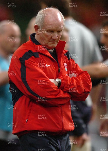 170307 - Wales v England - RBS Six Nations 2007 - England Coach, Brian Ashton looks on before the game 