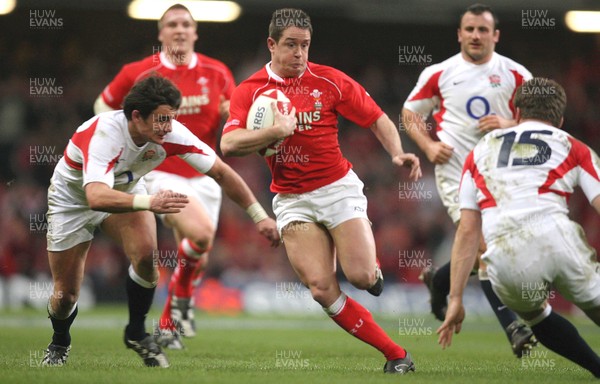 170307 - Wales v England - RBS 6 Nations -  Wales' Shane Williams takes on Englands Mark Cueto and Harry Ellis 