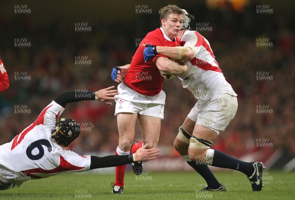 170307 - Wales v England - RBS 6 Nations -  Wales' Dwayne Peel takes on Englands James Haskell and Tom Palmer 