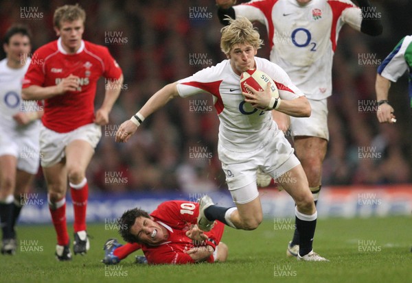 170307 - Wales v England - RBS 6 Nations -  Englands David Strettle breaks away from Wales' James Hook 