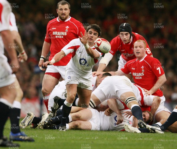 170307 - Wales v England - RBS 6 Nations -  England's Harry Ellis moves the ball 