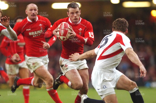 170307 - Wales v England - RBS 6 Nations -  Wales Kevin Morgan tries to get past Mark Cueto 