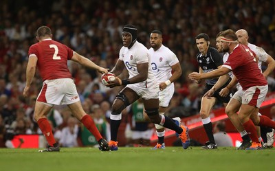 170819 - Wales v England - RWC Warm Up - Under Armour Summer Series - Maro Itoje of England is challenged by Ken Owens of Wales