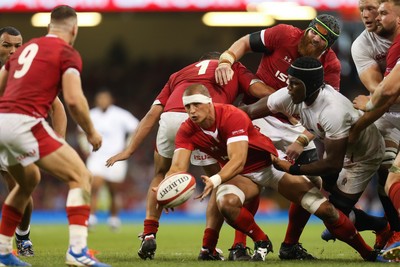 170819 - Wales v England, Under Armour Summer Series 2019 - Aaron Shingler of Wales makes the ball available for Gareth Davies of Wales