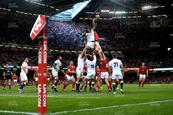 170819 - Wales v England - Under Armour Summer Series - Maro Itoje of England and Aaron Shingler of Wales compete at line out