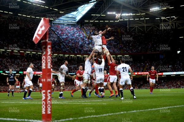 170819 - Wales v England - Under Armour Summer Series - Maro Itoje of England and Aaron Shingler of Wales compete at line out