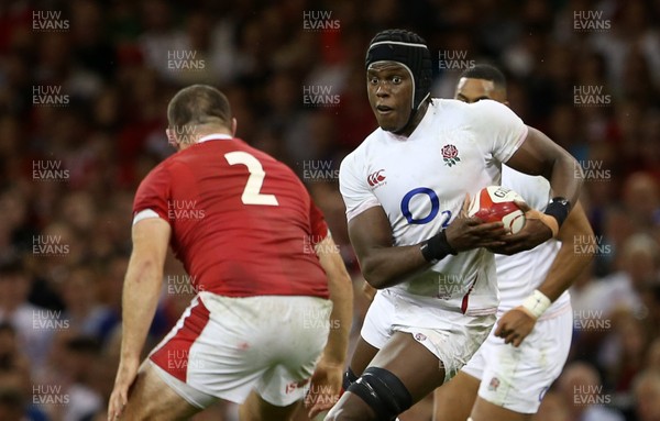 170819 - Wales v England - RWC Warm Up - Under Armour Summer Series - Maro Itoje of England is challenged by Ken Owens of Wales
