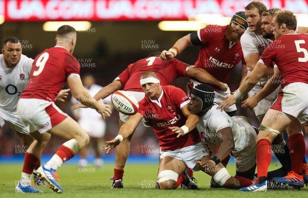 170819 - Wales v England, Under Armour Summer Series 2019 - Aaron Shingler of Wales makes the ball available for Gareth Davies of Wales