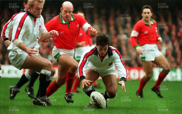 180295 - Wales v England - Five Nations - Underwood under pressure from Richie Collins