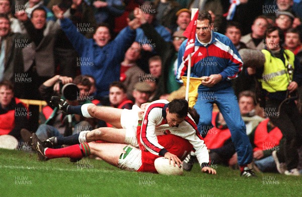 180295 - Wales v England - Five Nations - Rory Underwood of England beats the tackle to score his second try