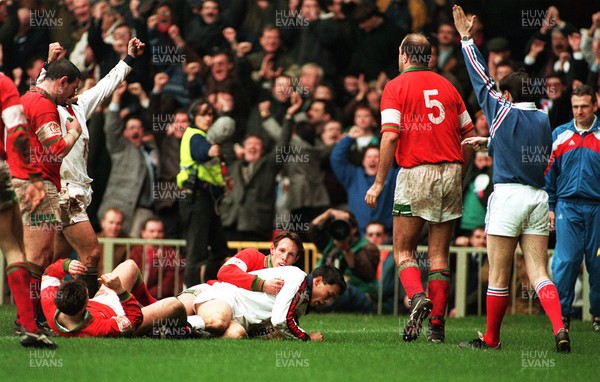 180295 - Wales v England - Five Nations - Rory Underwood beats the tackle to score a try