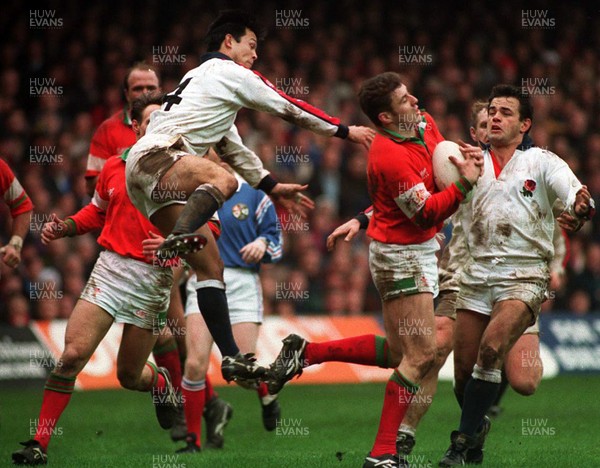 180295 - Wales v England - Five Nations - Matthew Back is tackled by Tony Underwood (left) and Will Carling