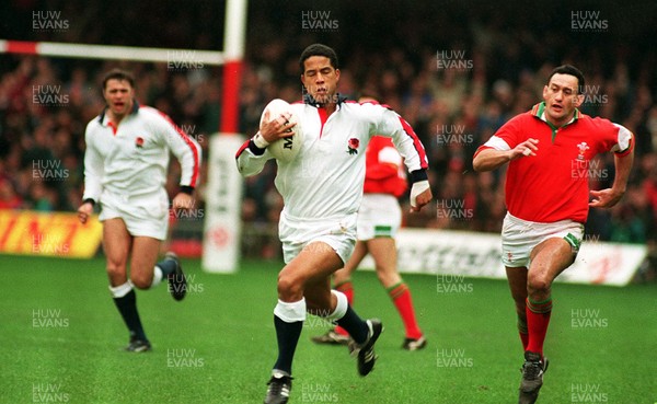 180295 - Wales v England - Five Nations - Jeremy Guscott leaves Hemi Taylor in his wake