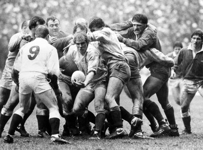 180389 - Wales v England - Five Nations - Paul Rendall of England gets the ball away