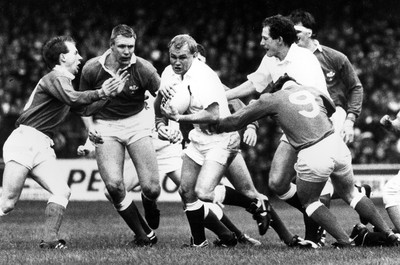 180389 - Wales v England - Five Nations - Andy Robinson of England is challenged by Paul Turner, Mark Jones and Robert Jones of Wales