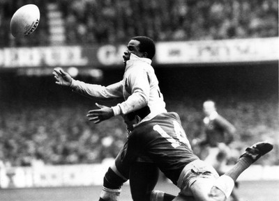 180389 - Wales v England - Five Nations - Chris Oti loses the ball as he is tackled by Ieuan Evans