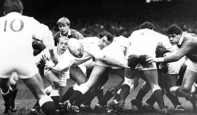 190191 - Wales v England - Five Nations - Will Carling of England looks as Richard Hill gets the ball away with David Pickering closing in during play