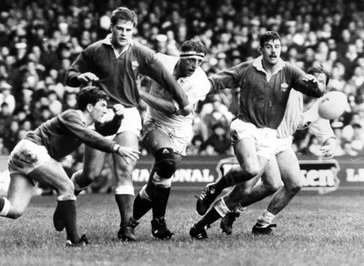 190191 - Wales v England - Five Nations - Wade Dooley nips between Glyn Llewellyn and Paul Arnold as Robert Jones gets the ball away