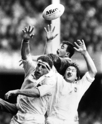 190191 - Wales v England - Five Nations - Wade Dooley, Paul Arnold and Mike Teague in the line out contest