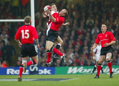 220203 - Wales v England - Six Nations Championship - Wales' Gareth Thomas challenges Will Greenwood for the high ball