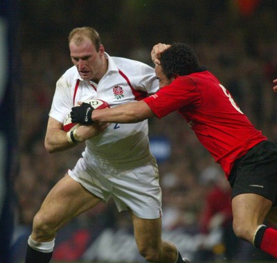 220203 - Wales v England - Six Nations Championship - England No8 Lawrence Dallaglio hands off Wales No8 Gavin Thomas