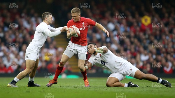 230219 - Wales v England - Guinness 6 Nations Championship - Gareth Anscombe of Wales is tackled by Jonny May and Billy Vunipola of England