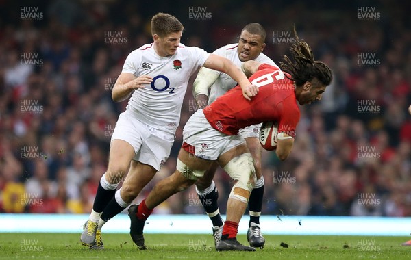 230219 - Wales v England - Guinness 6 Nations Championship - Josh Navidi of Wales is tackled by Owen Farrell and Kyle Sinckler of England
