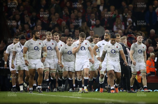 230219 - Wales v England - Guinness 6 Nations Championship - Dejected Captain Owen Farrell and England team mates at full time