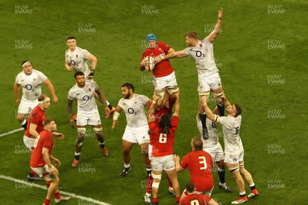 230219 - Wales v England -  Guinness 6 Nations -  Justin Tipuric of Wales wins line out ball
