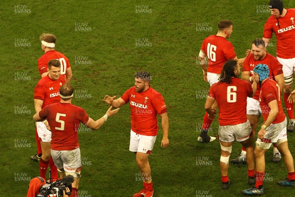 230219 - Wales v England -  Guinness 6 Nations -  Players of Wales celebrate at the final whistle
