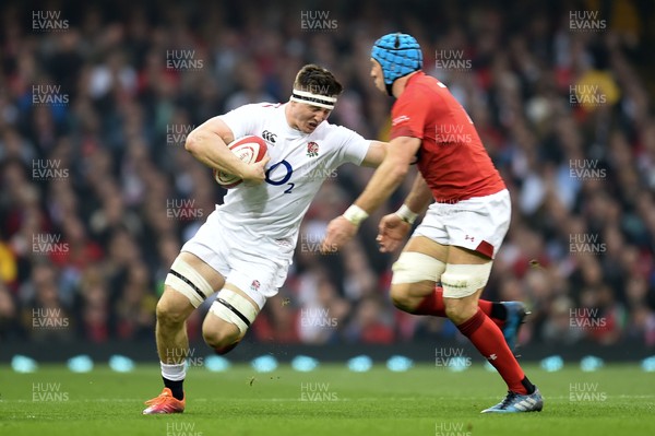 230219 - Wales v England - Guinness Six Nations - Tom Curry of England is tackled by Justin Tipuric of Wales 