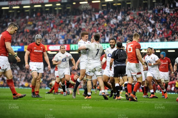 230219 - Wales v England - Guinness Six Nations - English players celebrate after Tom Curry of England  scores a try