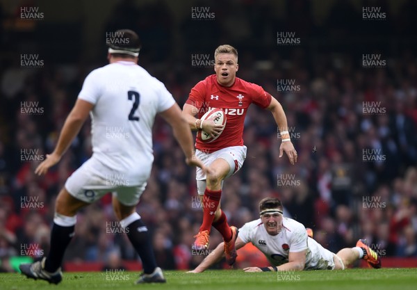 230219 - Wales v England - Guinness Six Nations Championship -  Gareth Anscombe of Wales gets away from Tom Curry of England 