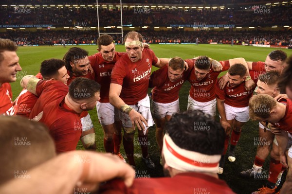 230219 - Wales v England - Guinness Six Nations - Alun Wyn Jones of Wales talks to his players at the end of the game