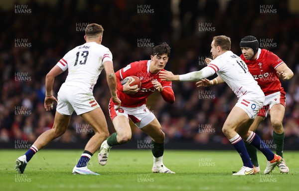 250223 - Wales v England, Guinness Six Nations 2023 - Louis Rees-Zammit of Wales takes on Henry Slade of England and Max Malins of England