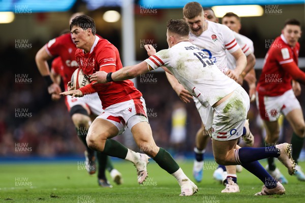 250223 - Wales v England, Guinness Six Nations 2023 - Louis Rees-Zammit of Wales tries to break past Freddie Steward of England