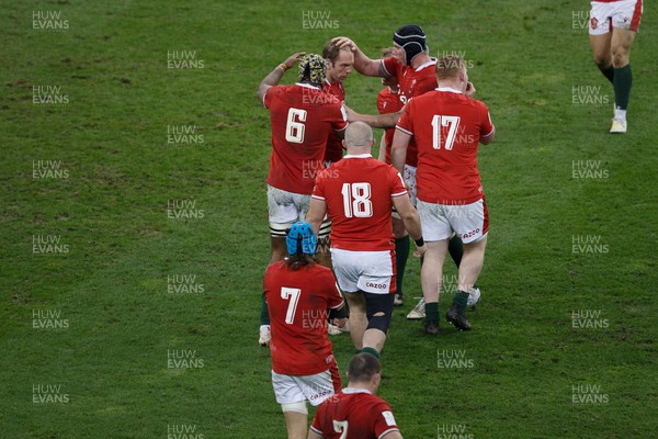 250223 - Wales v England - Guinness Six Nations - Wales players congratulate Alun Wyn Jones of Wales after winning a turnover