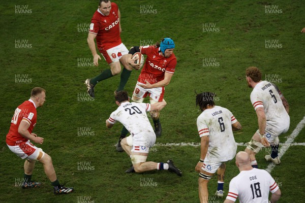 250223 - Wales v England - Guinness Six Nations - Justin Tipuric of Wales is tackled by Ben Curry of England